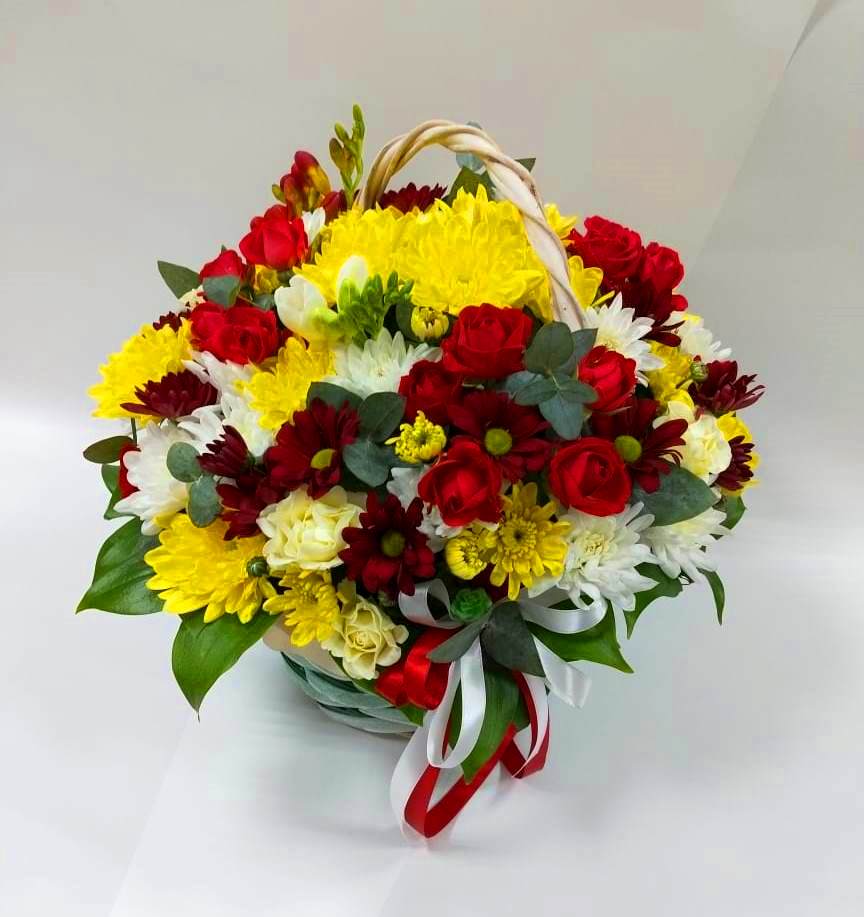 Цветочная композиция из Хризантемы и Розы в корзине в Партизан