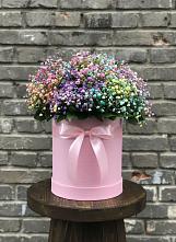 Цветочная композиция из Гипсофила и Розы в шляпной коробке в Партизан