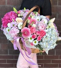 Цветочная композиция из Розы, Хризантемы, Пионы и Лизиантусы в корзине в Партизан
