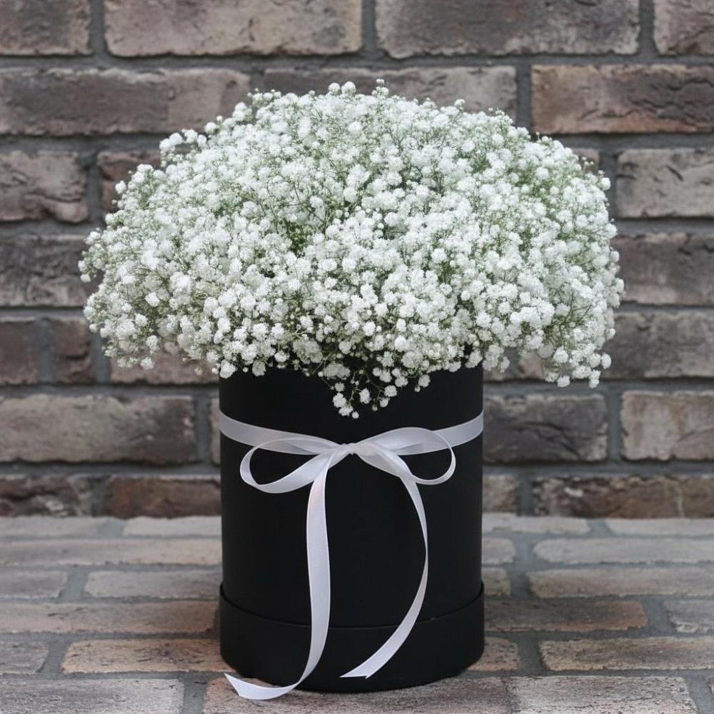 Цветочная композиция из Гипсофила в шляпной коробке в Партизан