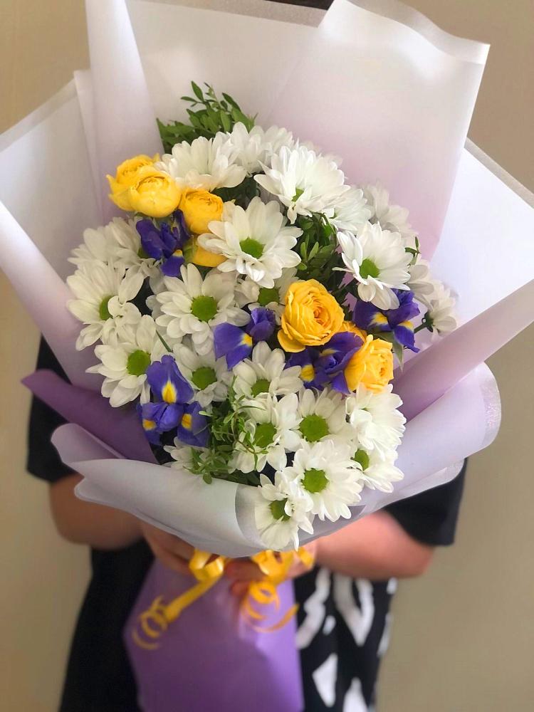 Букет цветов из: Ирисы, Хризантемы и Розы в Партизан