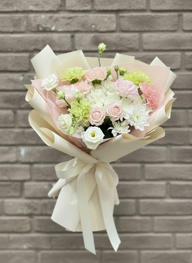 Букет цветов из: Гвоздики, Розы, Лизиантусы и Хризантемы в Партизан