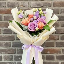 Букет цветов из:  Лизиантусы и Розы в Партизан