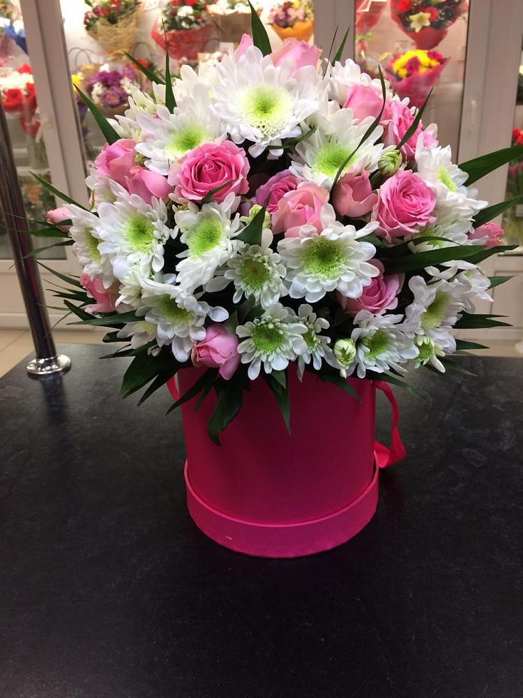 Цветочная композиция из Розы и Хризантемы в шляпной коробке в Партизан